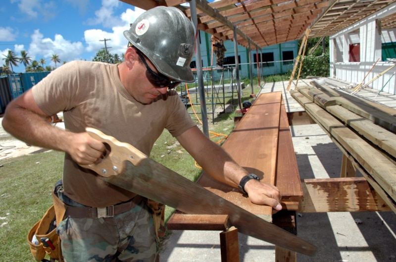 ebeniste-ROQUEBRUNE SUR ARGENS-min_worker_construction_building_carpenter_male_job_build_helmet-893290